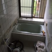 お風呂のタイル補修の現場